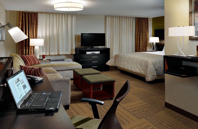 King Studio. 5 Miles from Purdue University. Free Breakfast. Pool.