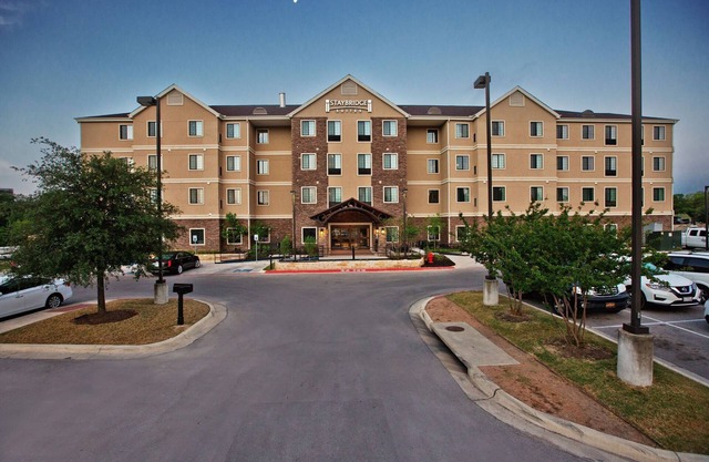 King Studio Near Downtown Austin. Free Breakfast, Pool & Gym Access.