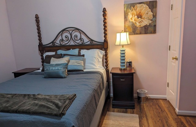 King Suite, Fast Wi-Fi, Great for Long Stays, Pool, Near GSO Colleges & Coliseum