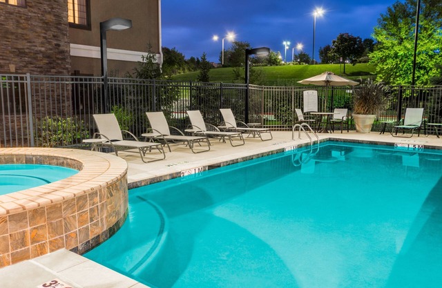 King Suite. Free Breakfast. Outdoor Pool & Hot Tub. Near Centerpoint Medical Center!
