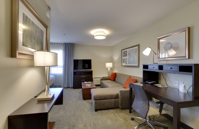 King Suite. Free Breakfast. Pool with a Slide. Near Olbrich Botanical Gardens!