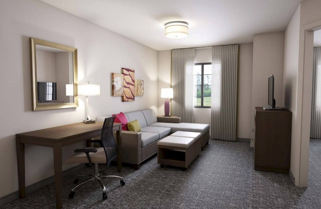 King Suite. Free Breakfast. Pool. Only 5 Miles from Purdue University!
