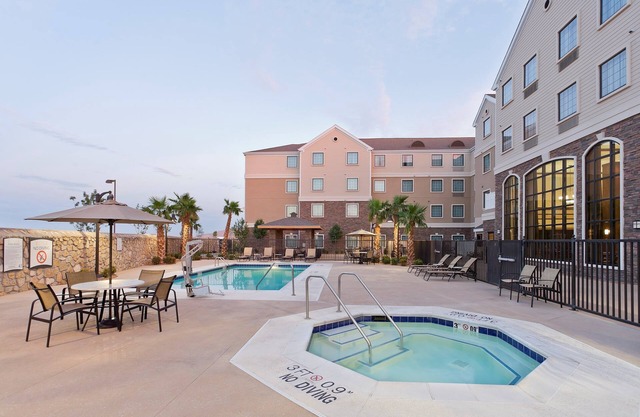 King Suite | Free Daily Breakfast, Outdoor Pool Access + 24h Business Center