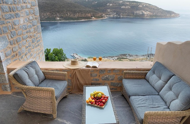 King Suite with Panoramic Sea View | Akrolithi Guesthouse