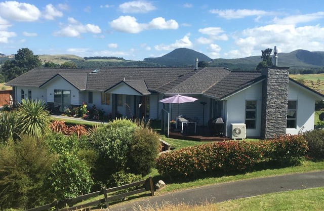 Kinloch Lake & Golf Views