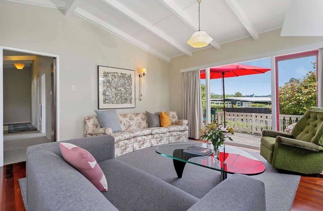 Kiwiana Cottage 1 minute walk to the lake