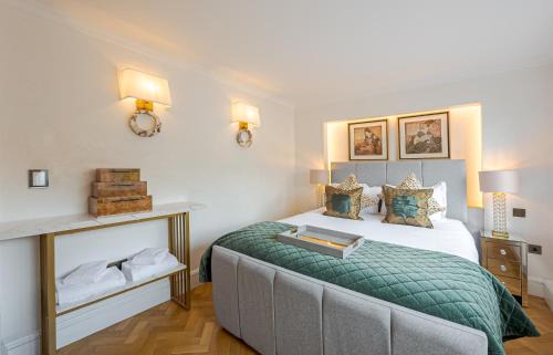Knightsbridge 2Bed Apartment with Private Balcony Overlooking Harrods