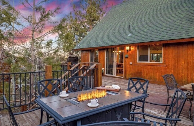 Knotty Pine Cabin, 5 min to Lake and Ski, in serene Big Bear Lake with WiFi.