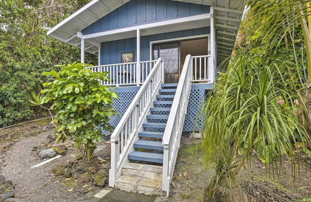Kona Cottage w/Lanai & Ocean Views on Coffee Farm!