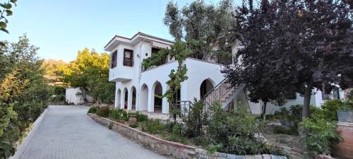Kuşadası'nda Özel Havuzlu Kiralık Büyük Villa