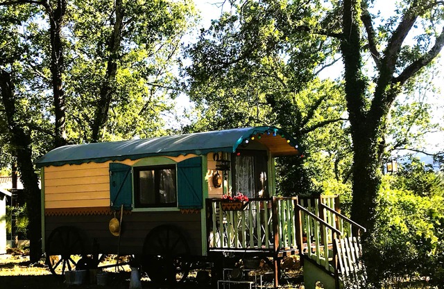 LA BRINDILLE Charming gypsy caravan, in the forest, all comforts 2/3 p Swimming pool