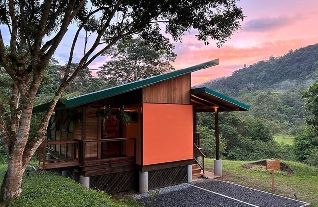 La Cabaña de Tata: Cozy Cabin, Books, Nature, and Contemplation