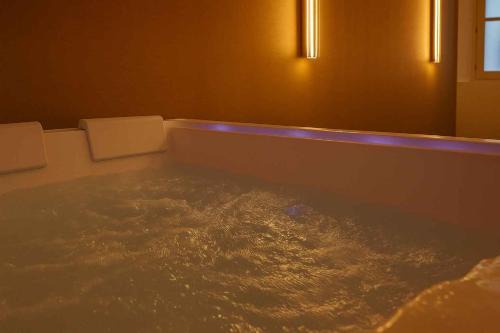 La Cadurcienne "Love room" jacuzzi & pièce secrète Cahors centre historique