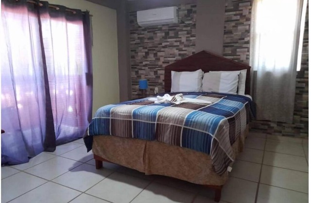 La Delphina Bed and Breakfast Bar and Grill Queen