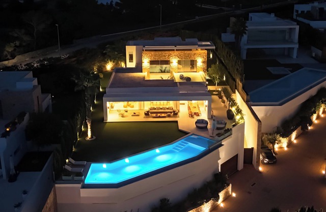 La Hacienda Spacious 6-bedroom villa in gated community with sunset views