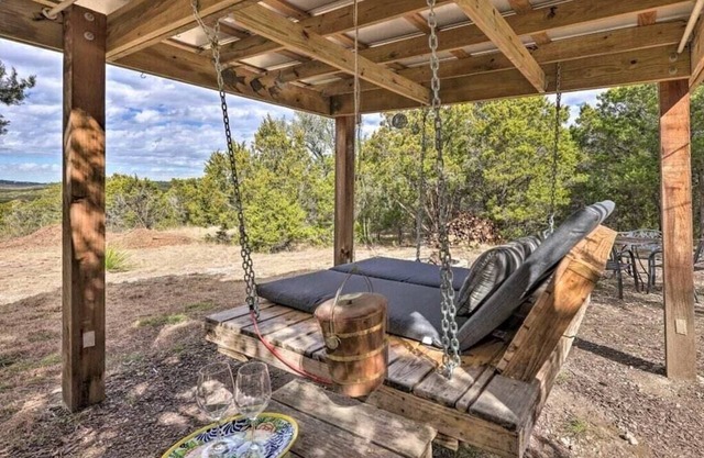 La Luna- Private cabin with amazing views, bed swing, fire pit, & hot tub!