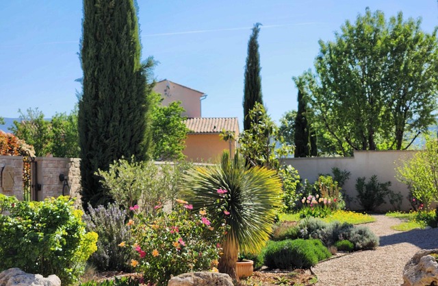 La Maison des Vacances Lub'heureux. With swimming pool, in the heart of the Luberon!