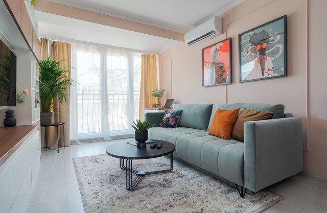 La Maison Colorée -nBright & Cozy Home by Metro/Mall