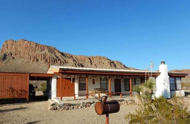 La Paloma Triste: Classic Adobe Near Big Bend NP