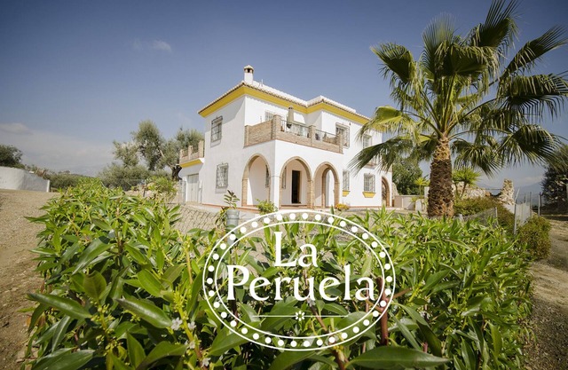 La Peruela. A Spacious 4 Bed Rural Villa with private pool and stunning views