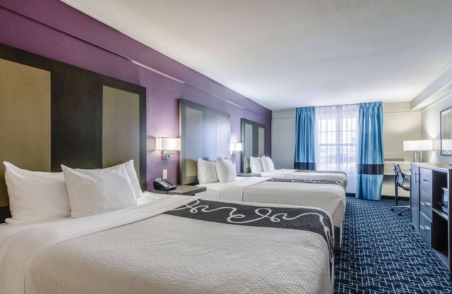 La Quinta Inn & Suites by Wyndham Kansas City Airport