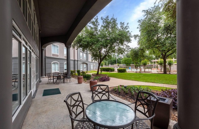 La Quinta Inn & Suites by Wyndham Houston Bush IAH South