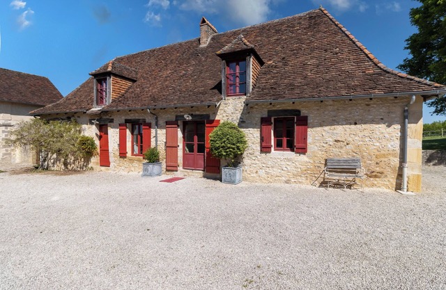 La Sautie – Charming House with Heated Pool & Private Tennis Court, Close to Lascaux & Sarlat