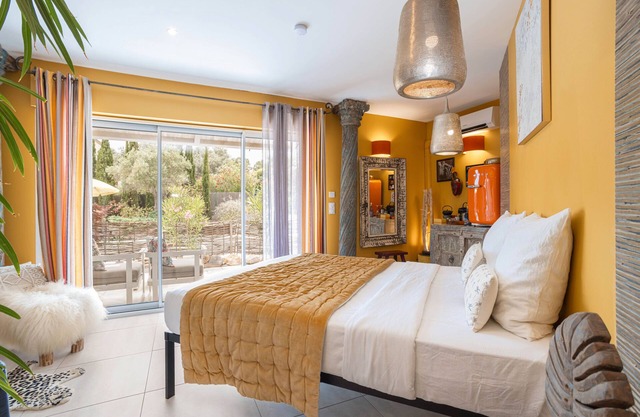 'La Suite' with Shared Pool, Wi-Fi and Air Conditioning