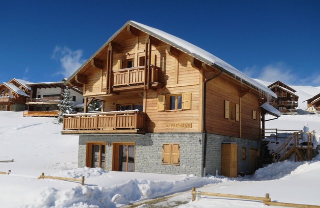 LA TOUSSUIRE: RECENT CHALET, 12 PEOPLE EXPOSED FULL SOUTH FACING THE NEEDLES