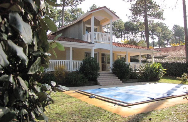 Lacanau Océan Eden Parc : Luxury villa with swimming pool on the 1st line of the golf course