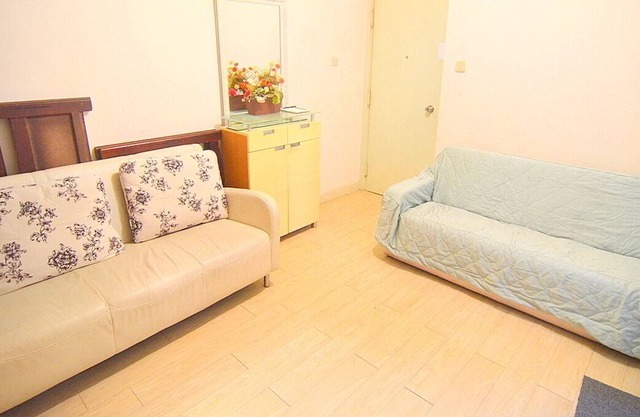 Ladies Market 2 Bdrm apt, for 8ppl MTR
