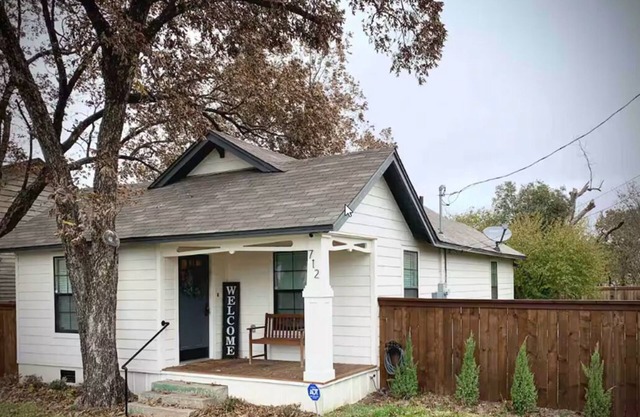 LadyFace Cottage: close to Magnolia & Baylor!