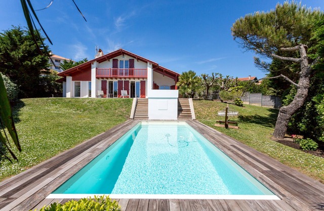 LAGUNAK - 5 Bedroom Basque House with swimming pool 250m from the Beach - BARNES