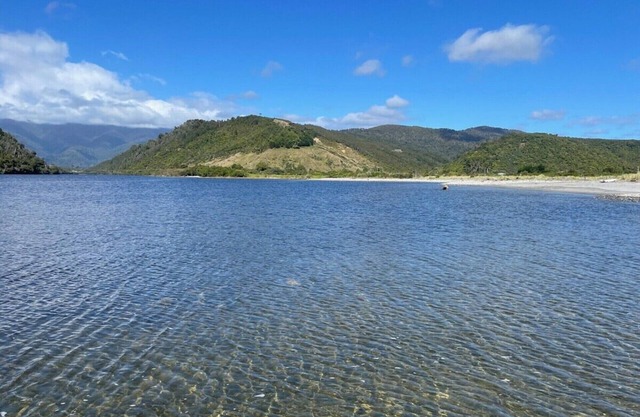 Laid back retreat, footsteps to the sand and river mouth, with stunning scenery.