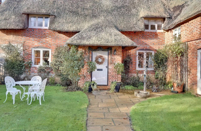 LAKE COTTAGE, family friendly, with open fire in Swindon