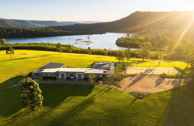 Lake David Luxury Lakehouse-"Winter Special" stay 2 nights get 3rd Night 50% Off