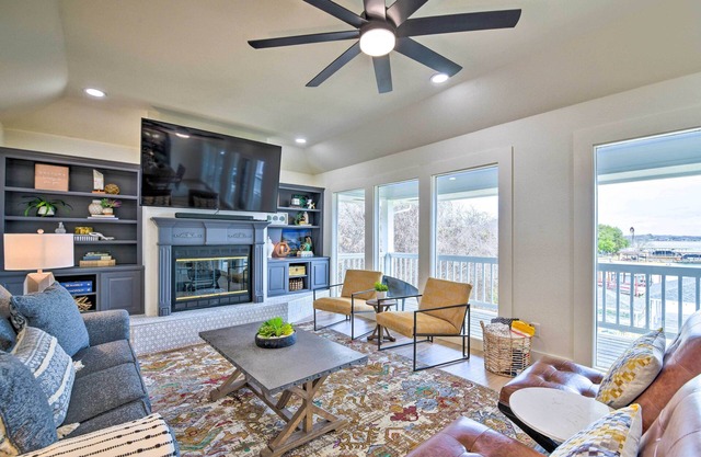 ‘Lake Dayz’ Granbury Retreat w/Private Dock!