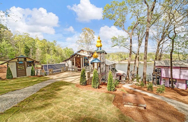 Lake Front Castle with Mini Golf/Pickleball/Arcade/Sleeps 18 n