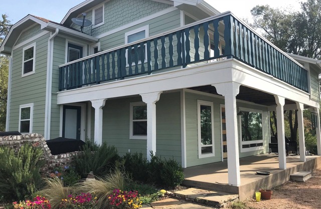 Lake Front Home with Views! 10 miles from Downtown