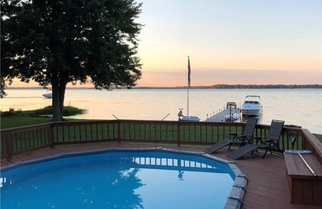 Lake front house with Pool and hot tub and game room