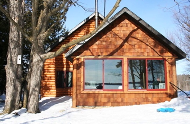 Lake front, pool, beach, kayaks, canoes, resort amenities included