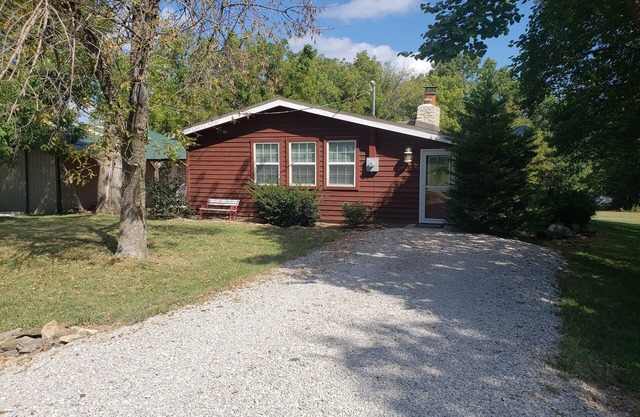 Lake Front Relaxation at Pomona Lake Cabin One Hour from Kansas City and Topeka