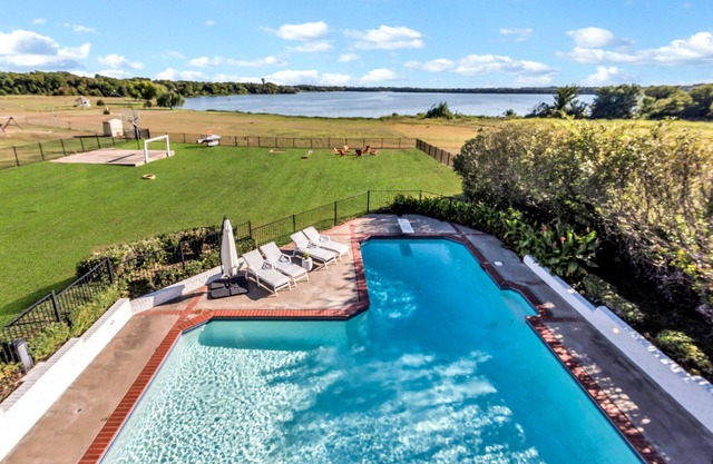 Lake Front Villa *PrivatePool/Jacuzzi* Sleeps 16