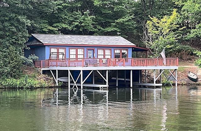 Lake Hamilton cottage: Large deck on lake, with kayaks. 15 minutes from Oaklawn