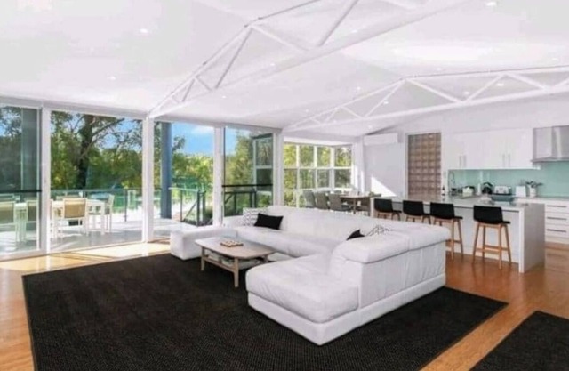 Lake House 5 Bedrooms in Conjola Park