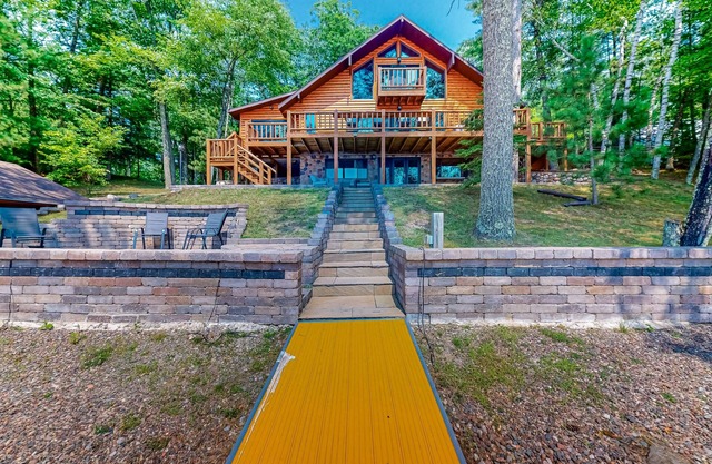 Lake House on Little Crawling Stone Lake w/patio, docks, grill, firepit, & WIFI