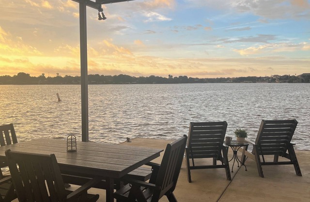 Lake LBJ Spacious 5BR, 3.5Bath Big Water Views Boat Dock PWC lift Lake Living!