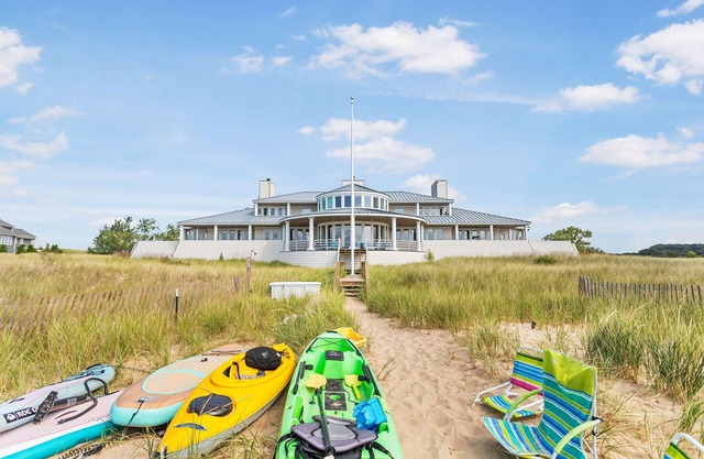 Lake Michigan & channel, Saugatuck. 8 bedrooms, heated pool in season, hot tub.