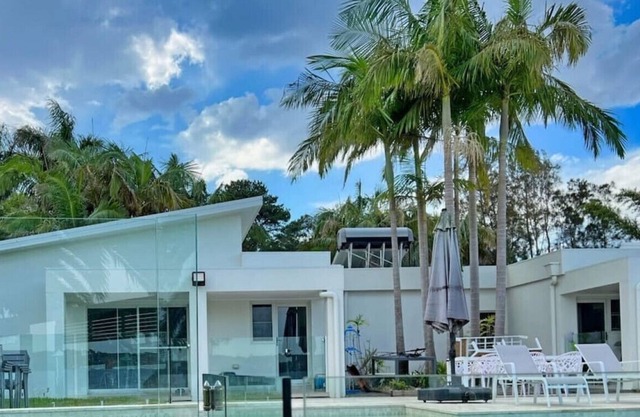 Lake Palm Estate - pool, waterfront resort style