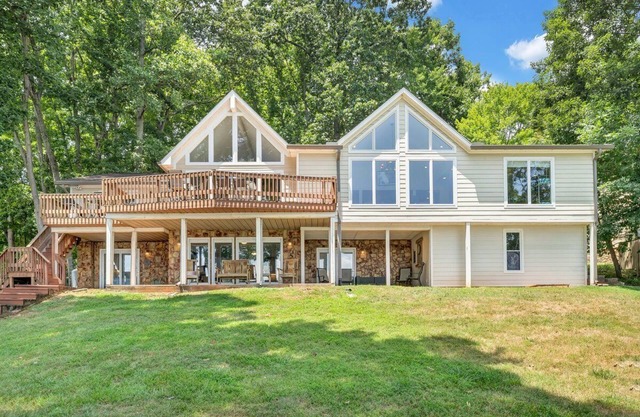 Lake Pappy's Place on Leeward: Lakefront home with private dock